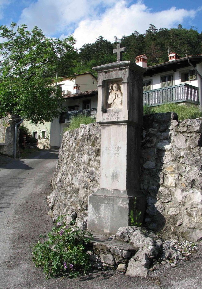 Kapelica sv. Roka v Vipavi s Tomažičevim podpisom Vir: Nesmrtni kamen in njegovi mojstri v gornji Vipavski dolini in okolici
