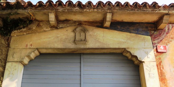 Kolona pri Gregorjevih na Ravnjah na Vrheh, ki je prvotno krasila vhod v domačijo Jožkovih v Avberju. Vir: Nesmrtni kamen in njegovi mojstri v gornji Vipavski dolini in okolici
