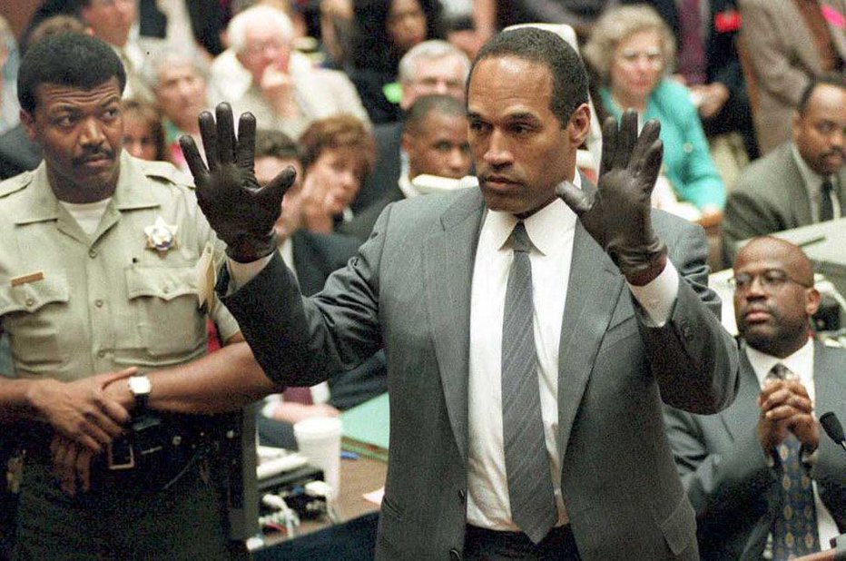 Fotografija: O. J. Simpson na sojenju leta 1995 preizkuša rokavice, ki so ga domnevno rešile obsodbe umora. FOTO: Vince Bucci/AFP