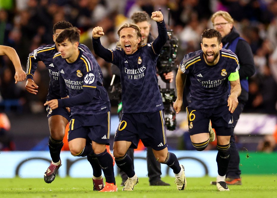 Fotografija: Takole so se Luka Modrić in soigralci veselili uvrstitve v polfinale lige prvakov. FOTO: Carl Recine/Reuters