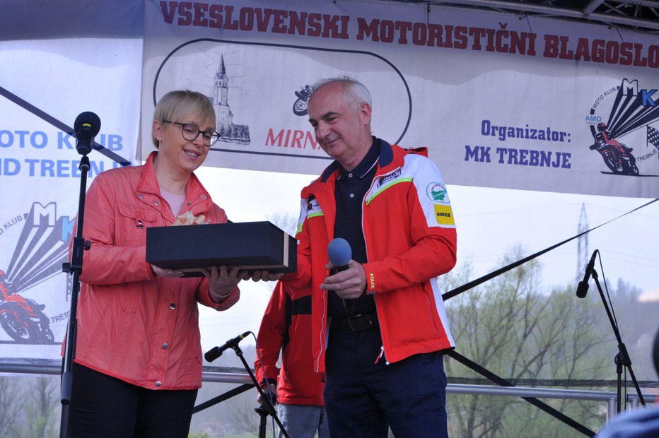 Fotografija: Leopold Pungerčar letos prvič na vseslovenskem blagoslovu motoristov in motorjev tudi v vlogi šefa AMZS, v goste so povabili predsednico Natašo Pirc Musar. FOTO: Drago Perko