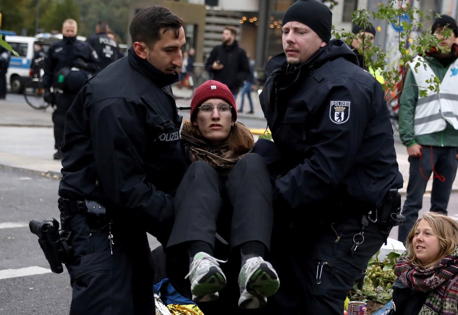 Fotografija: Berlin: Policisti odnašajo protestnika. FOTO: Reuters