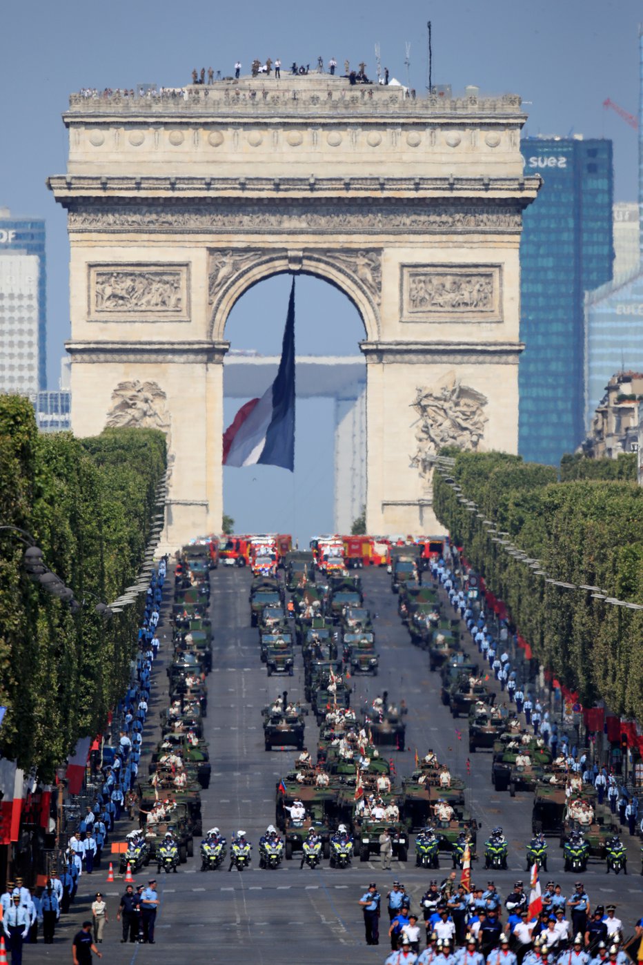 Fotografija: Najpomembnejši francoski praznik je v znamenju vojaške parade, ki poteka po Elizejskih poljanah. FOTO: REUTERS