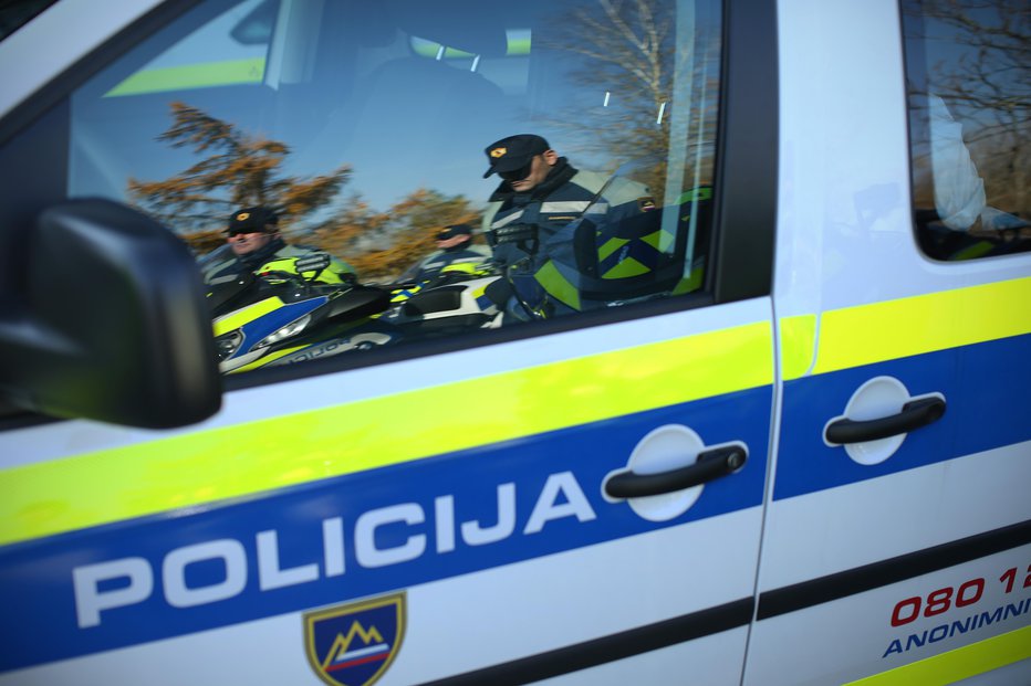 Fotografija: Policija je moškemu potrkala na vrata. FOTO: Jure Eržen, Delo