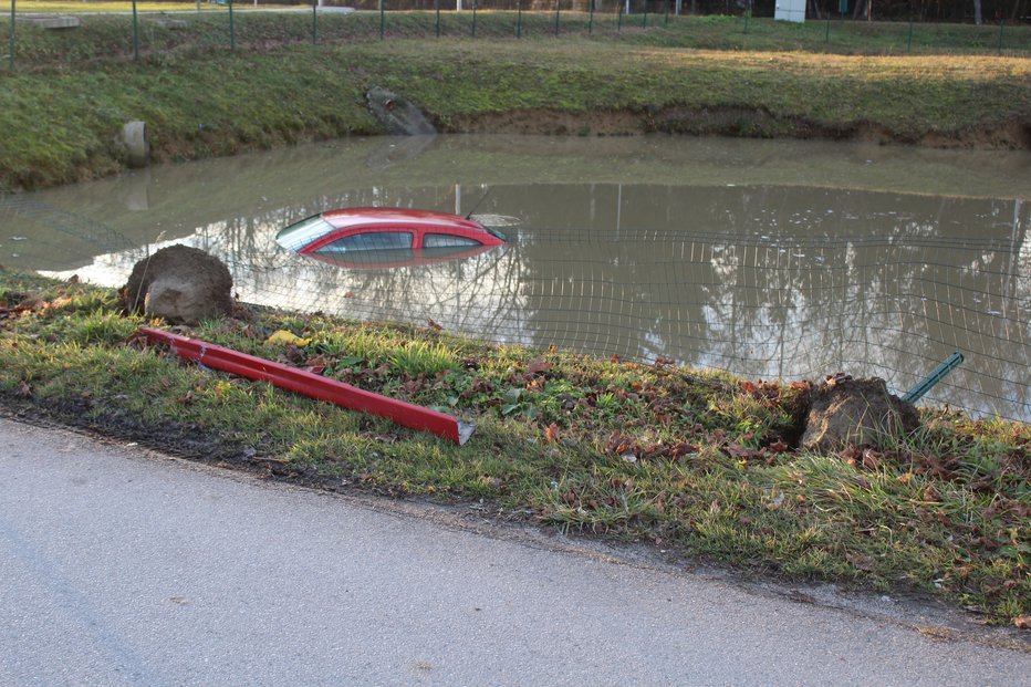 Fotografija: Zapeljal je v zbiralnik vode. FOTO: PU Murska Sobota