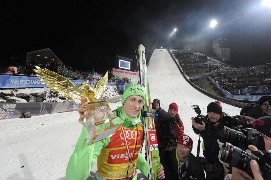 Fotografija: Peter Prevc si je v sezoni 2015/2016 prigaral zlatega orla za skupno zmago na turneji štirih skakalnic. FOTO: Marko Pigac