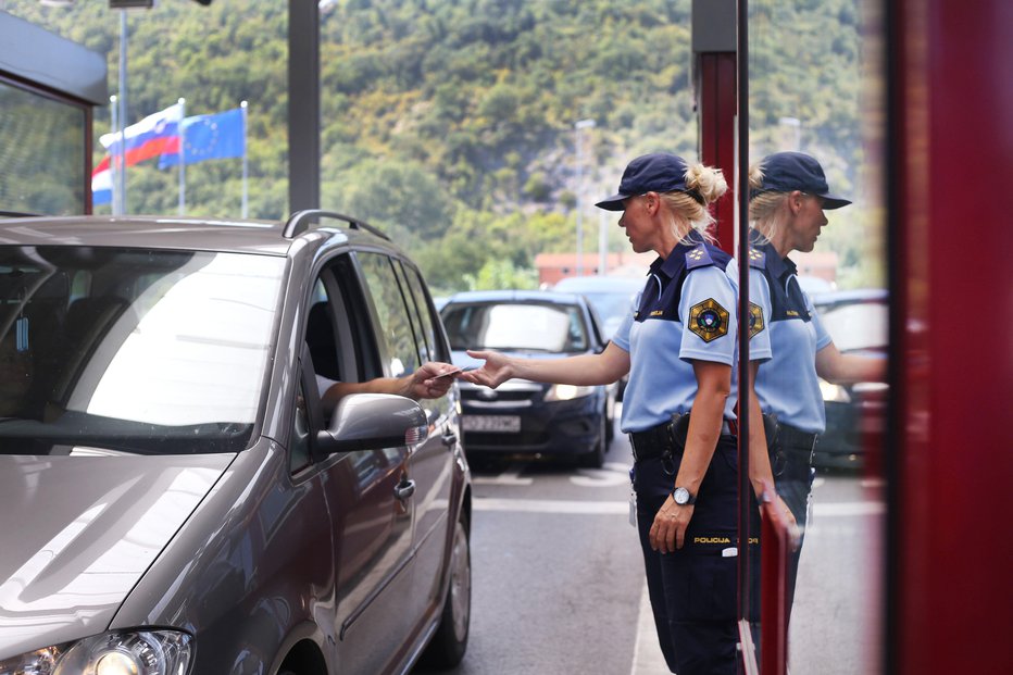 Fotografija: Na mejni prehod Dragonja se je pripeljal z nevarnim orožjem. FOTO: Leon Vidic, Delo