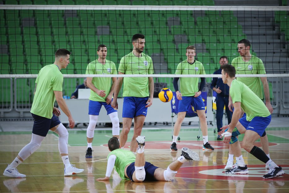 Fotografija: Slovenski odbojkarji se zavedajo, da je treba žogo priložnosti za nastop na olimpijskih igrah zagrabiti z obema rokama. FOTO: Jure Eržen