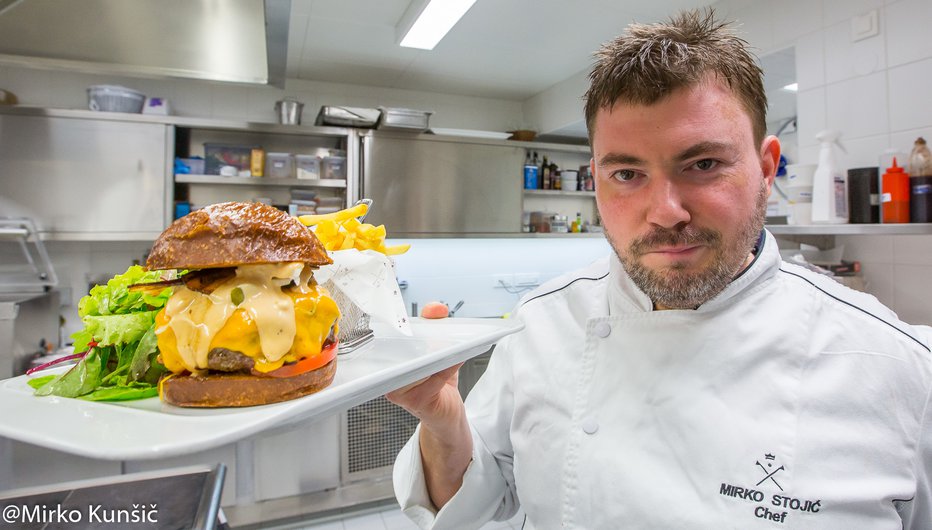 Fotografija: Chef Mirko Stojić je nekdaj delal v beograjskih restavracijah, zdaj pa že nekaj let ustvarja v kuhinji tik ob blejskem igrišču za golf. FOTO: Mirko Kunšič