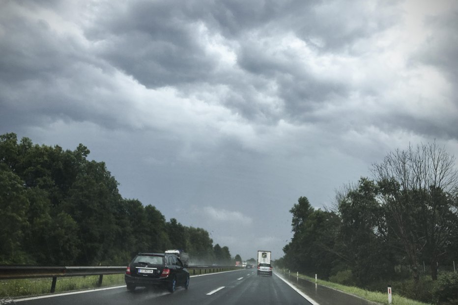 Fotografija: Nad Slovenijo se bodo zgrnili sivi oblaki. FOTO: Arhiv S. N.