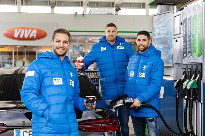 Tudi člani slovenske rokometne reprezentance vedo, kako pomembno je pozimi v avtomobil točiti OMV MaxxMotion Diesel. FOTO: Ziga Intihar