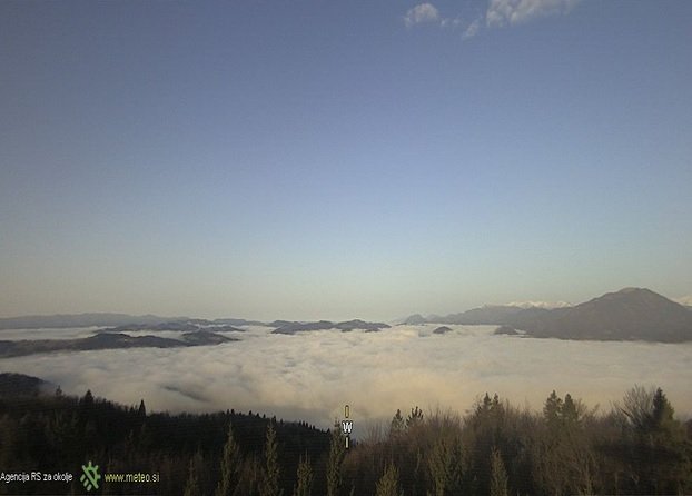 S Pasje ravni se vidi megla v nižinah. FOTO: Arso