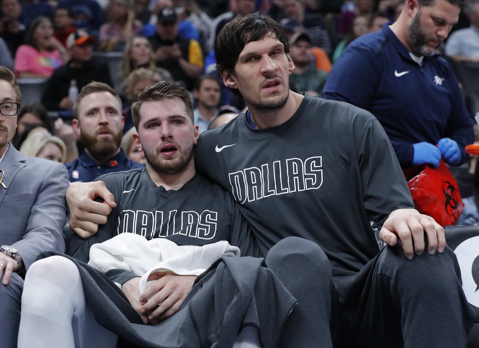 Fotografija: Luko Dončića je med tekmo tolažil srbski velikan Boban Marjanović. FOTO: Reuters