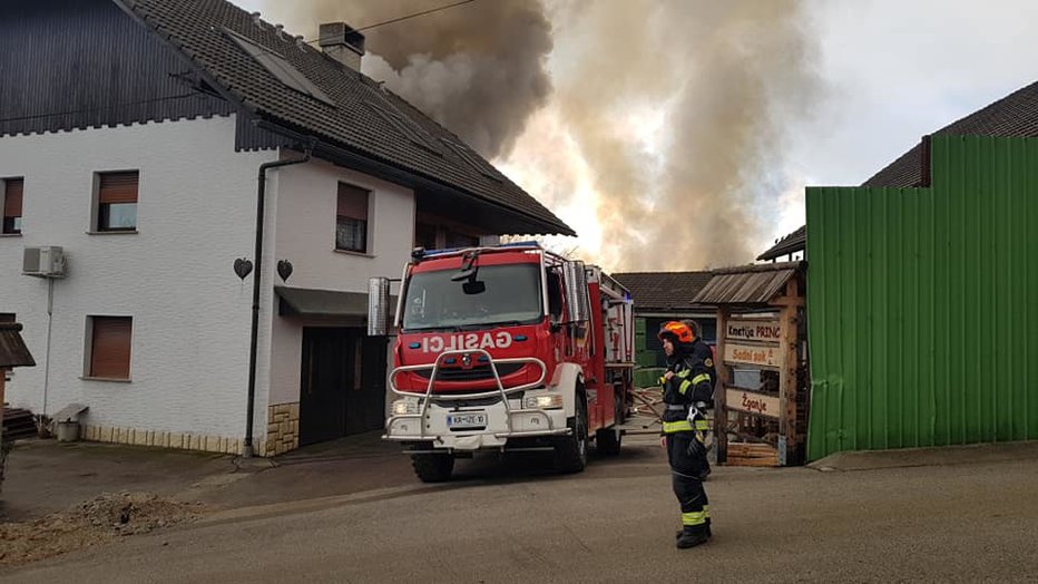 Fotografija: Dolgo so se borili z ognjenimi zublji. FOTO: Gasilsko reševalna služba Kranj