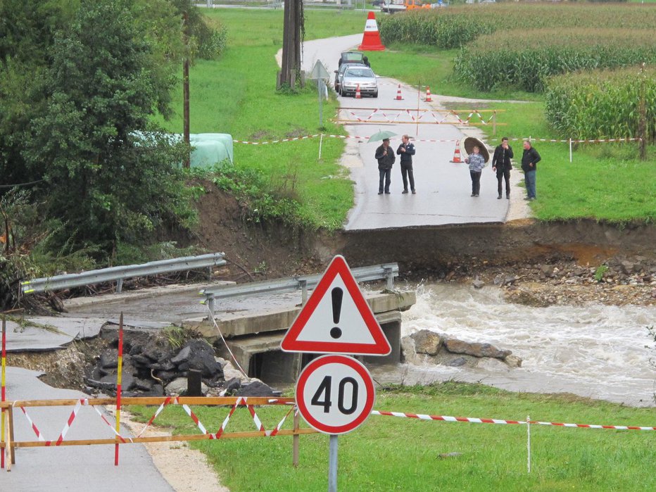 Fotografija: Podivjani potok Bolska je v noči na 13. september 2014 spodjedel most pri Čepljah na Vranskem.