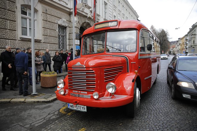 Po mestu in okolici je novinarje popeljal s starodobnim avtobusom Steyr iz leta 1960. FOTO: Mediaspeed