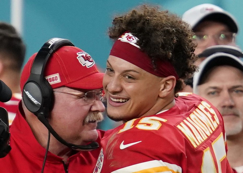 Fotografija: Patrick Mahomes (desno) je zaokrožil kariero trenerja Andyja Reida. FOTO: Reuters