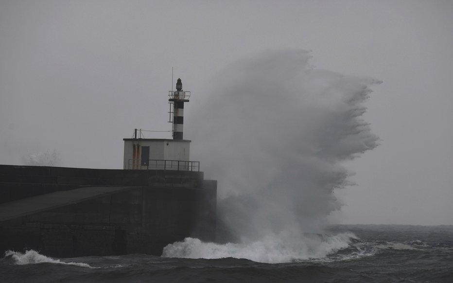 Fotografija: Valovi so bili visoki več metrov, danes pričakujejo, da bo še hujše. (Fotografija je simbolična). FOTO: Reuters