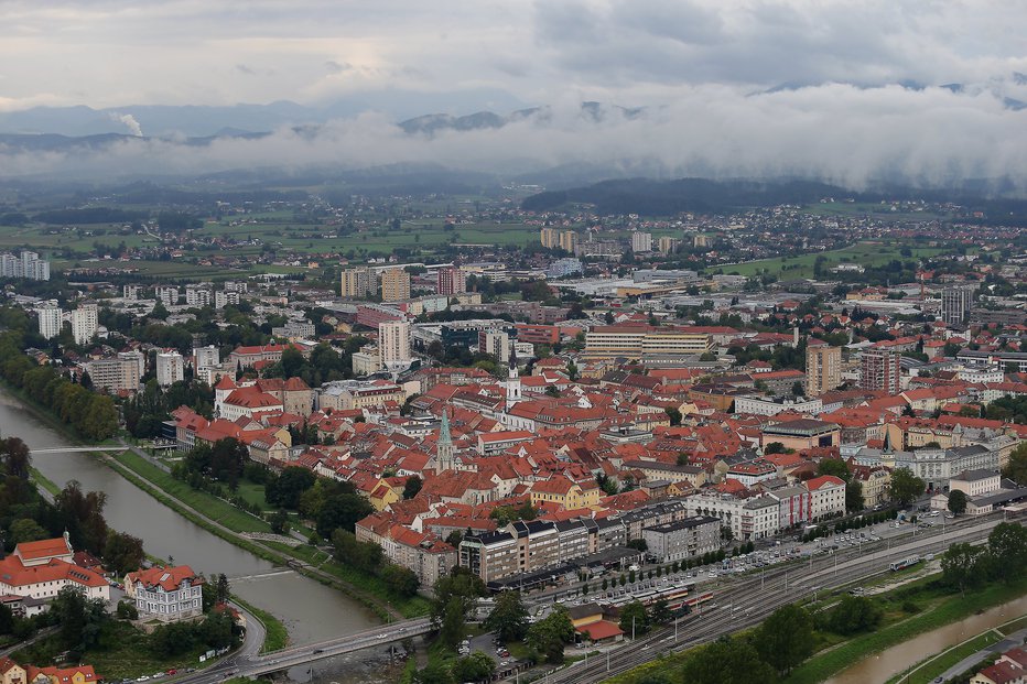 Fotografija: Celje, ki ima le 38.000 prebivalcev, se je na lestvici najnevarnejših mest znašlo na šestem mestu. FOTO: Jože Suhadolnik, Delo