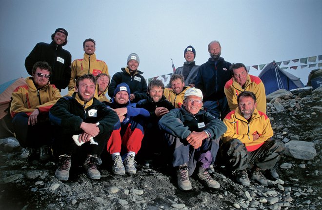 Člani odprave Daulagiri 1998: zgoraj (od leve) Dušan Polenik, Grega Lačen, Tomaž Jakofčič, Peter Mežnar, Rafko Vodišek; spodaj Tadej Golob, Blaž Stres, Andrej Markovič, Miha Marenče, Gregor Kresal, Janko Meglič, Tone Škarja, Viki Grošelj in Damjan Meško. 