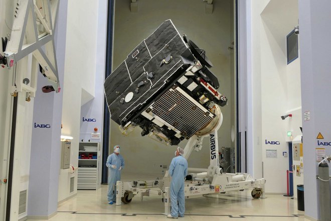 Sonda bo fotografirala še nikdar videne dele Sonca. FOTO: Airbus