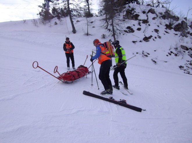 Na vsakem smučišču so reševalci, ki ob nezgodi pomagajo. FOTO: MNZ