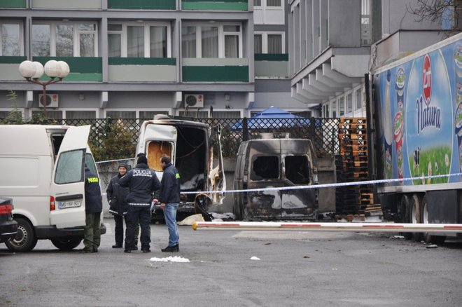 Tožilstvo obdolženemu očita, da je 26. novembra 2017 požgal kombija in priklopno vozilo v lasti prleškega podjetnika.