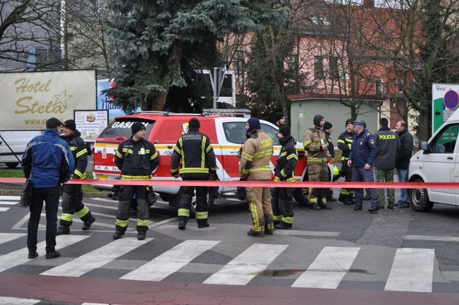 Poleg gasilcev in policistov so morali posredovati bombni tehniki. FOTOgrafiji: Oste Bakal