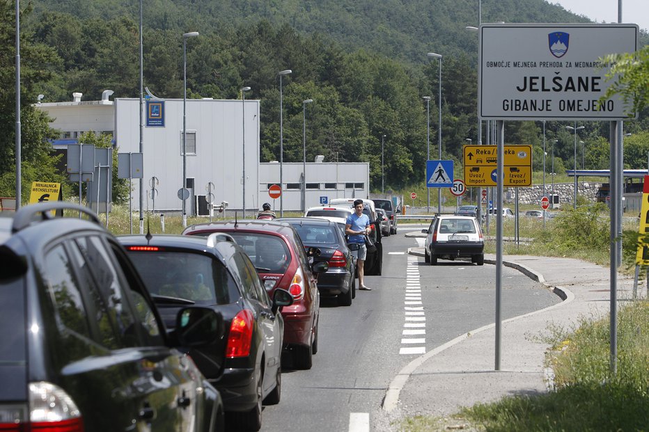 Fotografija: Zabojniki odslej tudi na Jelšanah. FOTO: Leon Vidic, Delo