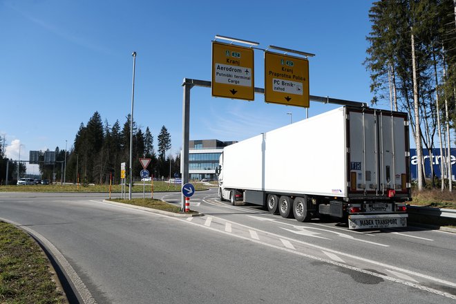 Glavna cesta Mengeš–Kranj je potrebna rekonstrukcije.