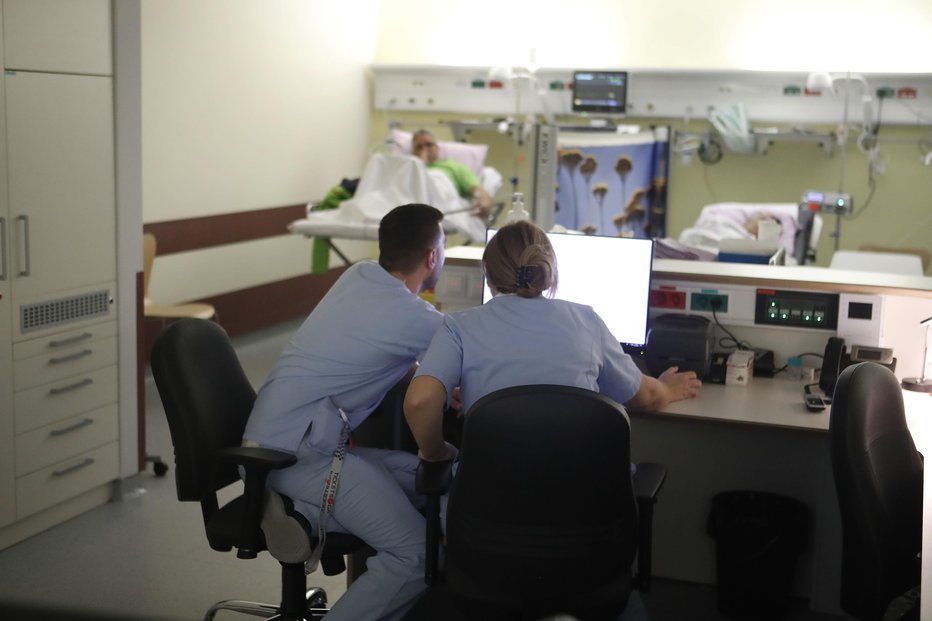 Fotografija: Brata sta pod nenehnim nadzorom zdravniškega osebja zaprta v bolnišiški sobi na zagrebški infekcijski kliniki. Z odnosom zdravnikov sta prezadovoljna. FOTO: Leon Vidic, Delo