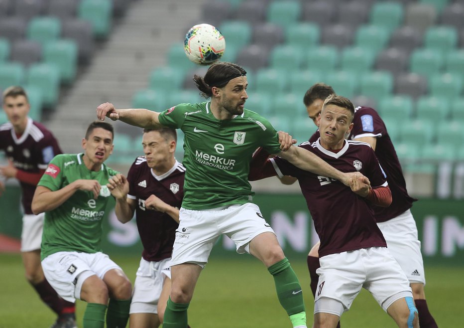 Fotografija: Naključje ali kriza? Prvi strelec prvenstva Ante Vukušić (v sredini) in drugi zeleno-beli bodo poskušali v Velenju zaceliti rane, ki jim jih je prizadejal Triglav. FOTO: Jože Suhadolnik