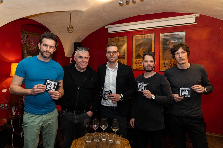 Fotografija: Basist Anej Kočevar, pevec Zoran Predin, Tine Čas, bobnar Luka Čadež in klaviaturist Boštjan Artiček FOTOGRAFIJE: MEDIASPEED.net