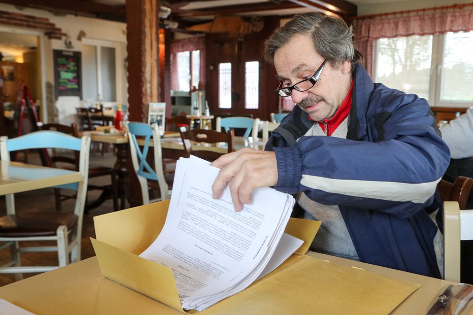 Fotografija: Klopčič ne more verjeti, kako lahko je Stagoj na upravni enoti dobil vozniško dovoljenje in osebno oizkaznico na njegovo ime. FOTO: Marko Feist