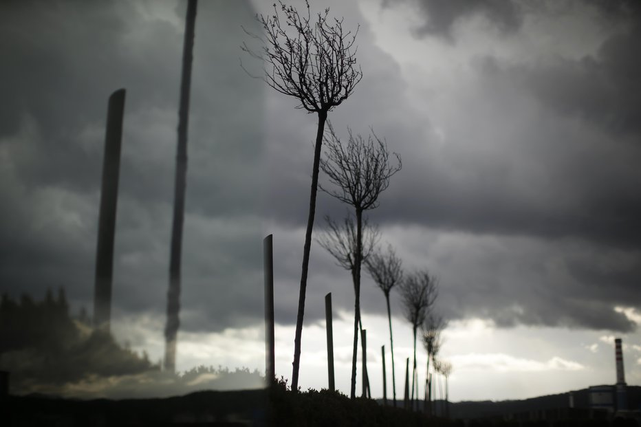 Fotografija: Nad Slovenijo z zahoda prihajajo temni oblaki. FOTO: Jure Eržen, Delo