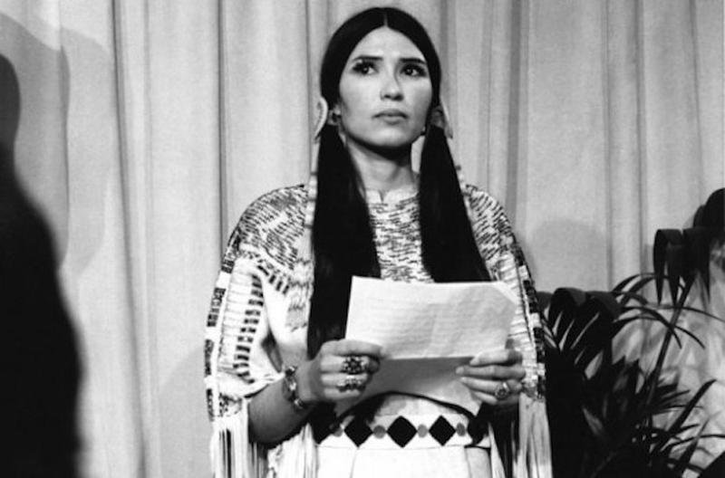 Fotografija: V Brandovem imenu je oskarja zavrnila Indijanka Sacheen Littlefeather.