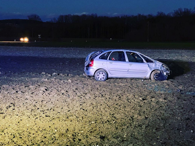 Avto je končal na njivi. FOTO: PU Murska Sobota