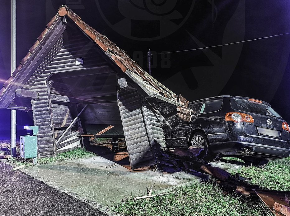 Fotografija: Na srečo poškodovanih ni bilo. FOTO: GE Stara Vrhnika