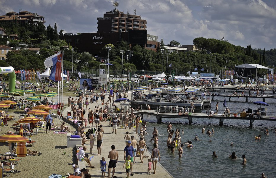 Fotografija: Posilstvo se je zgodilo na portoroški plaži. FOTO: Jože Suhadolnik