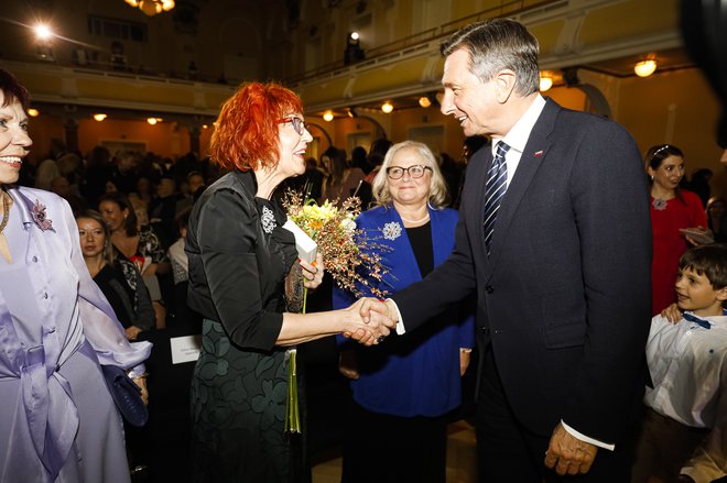 Predsednik Borut Pahor se je poklonil zdravnici naroda in oni desetletja Jožici Maučec Zakotnik. FOTO: Anže Krže