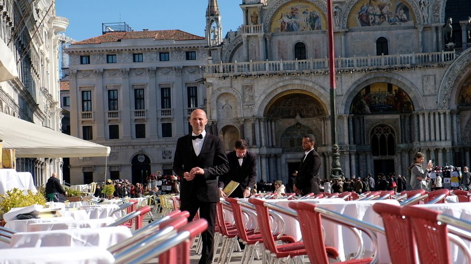 Fotografija: Prazne so tudi mize v italijanskih lokalih. FOTO: Reuters