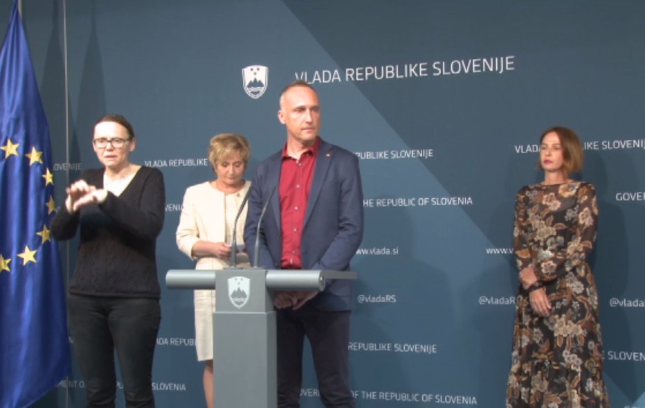 Fotografija: Z novinarske konferenci o novostih o koronavirusu. Zdravnikom, ki so bili v stiku z okuženim, so našli druga delovna mesta, so povedali. FOTO: Vlada.si