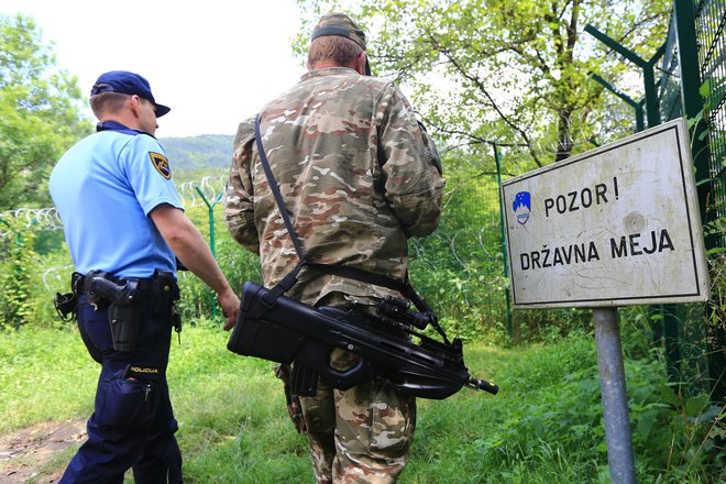 Prepričan je, da se vojaki ob policistih le sprehajajo. FOTO: Tomi Lombar, Delo