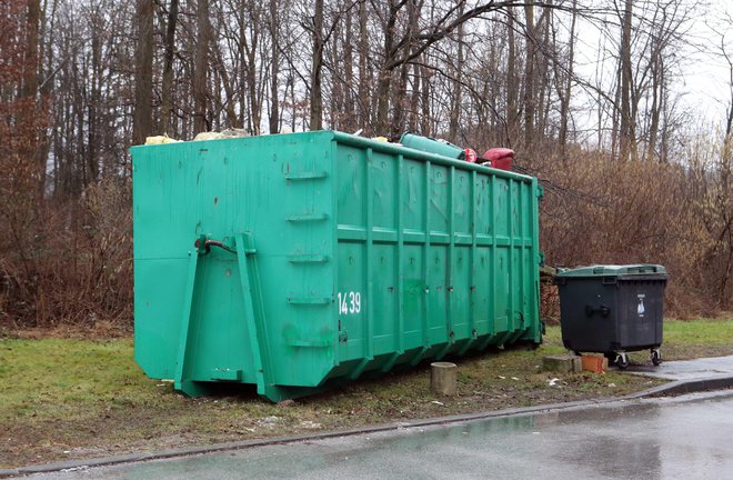 Ogromen zabojnik je že skoraj poln. Foto: Igor Mali