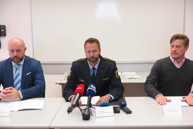 Benjamin Franca z uprave kriminalistične policije, komandir škofjeloške policijske postaje Sašo Eniko in Primož Donoša, vodja gorenjskih policistov FOTO: Špela Ankele