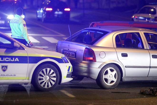 V križišču Slovenske in Vilharjeve so policisti v bliskoviti akciji ujeli roparje bencinske črpalke. FOTO: Marko Feist