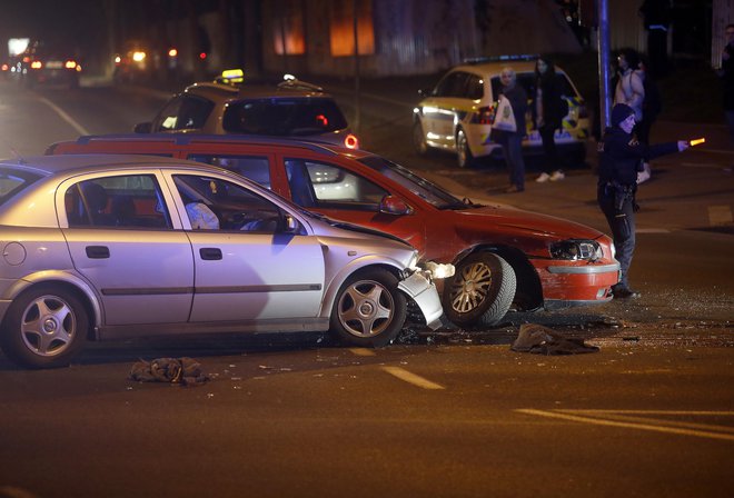 Policijska intervencija na Dunajski cesti v Ljubljani. FOTO: Blaž Samec