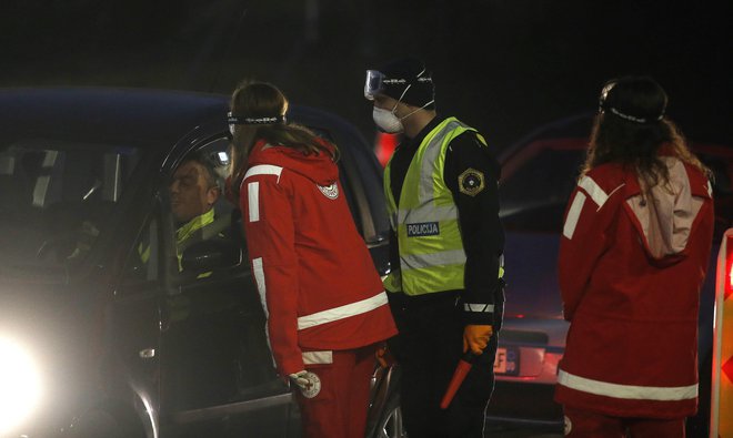 Na meji z Italijo so policisti in zdravstveni delavci začeli preventivni nadzor vstopa italijanskih državljanov v Slovenijo FOTO: Blaž Samec