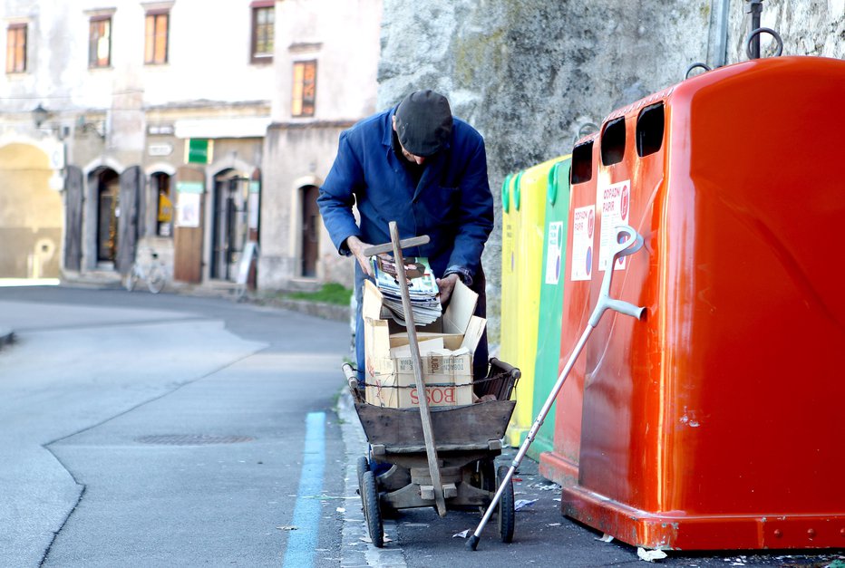 Fotografija: Kljub sofinanciranju so številne storitve za marsikaterega upokojenca cenovno nedosegljive. FOTO: ROMAN ŠIPIĆ