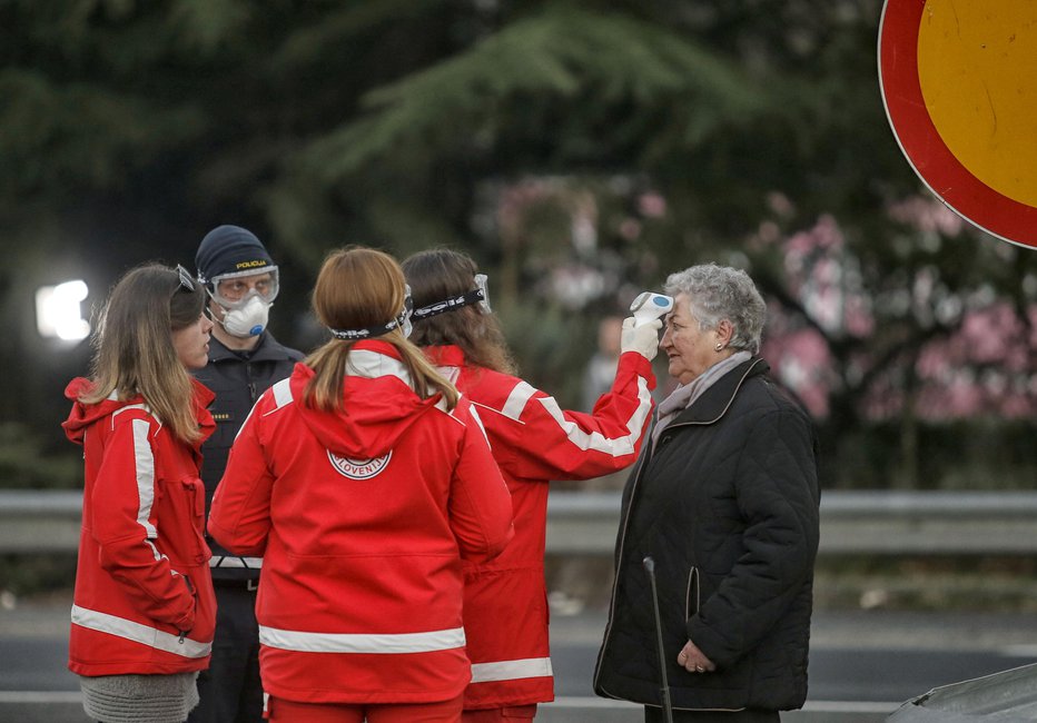 Fotografija: Na mejnem prehodu Škofije potnikom iz Italije merijo vročino. FOTO: Blaž Samec